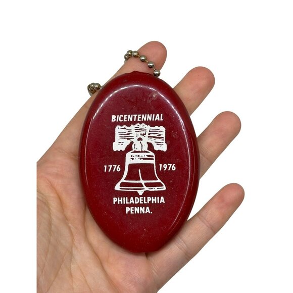VTG 1976 Philadelphia Bicentennial Quikoin Coin Purse Red Liberty Bell Keychain - Picture 1 of 5